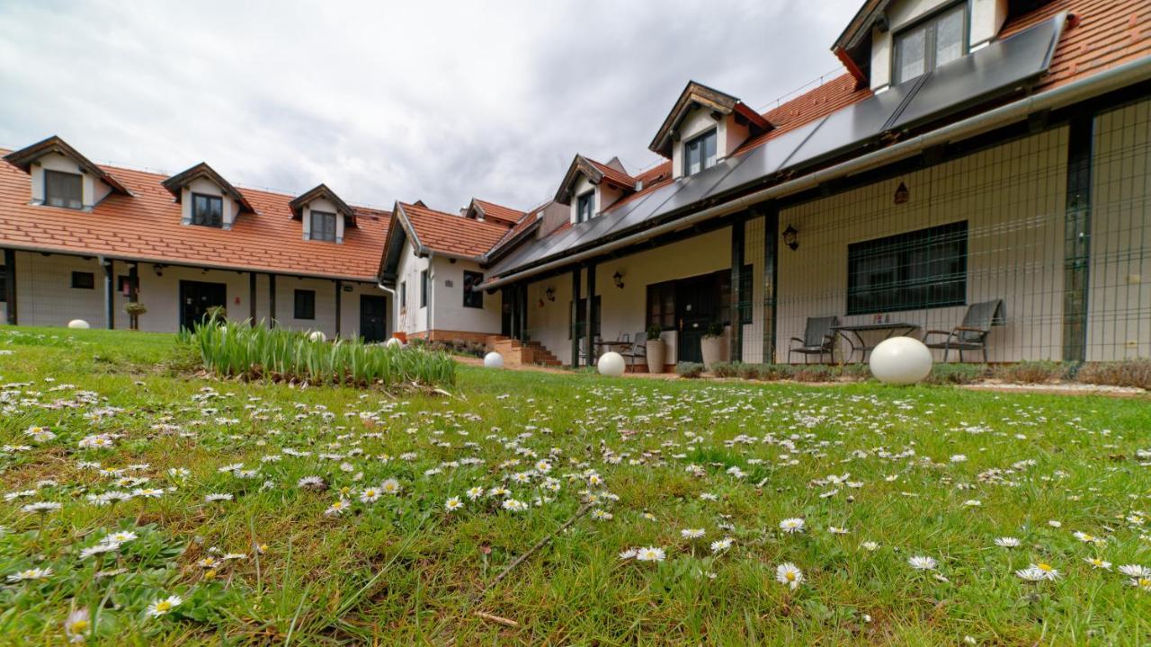 Kosbor Panzio Bed & Breakfast Magyarszombatfa Exterior foto